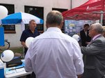 Foto2: Gespräche beim Rundgang "Tag der Sicherheit"