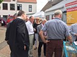Foto4: Gespräche beim Rundgang "Tag der Sicherheit"
