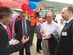 Foto3: Gespräche beim Rundgang "Tag der Sicherheit"
