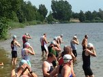 Foto: Thomas Lippmann (MdL) testet das Wasser