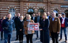 Foto: Landtagsfraktion vor dem Bernburger Bahnhof