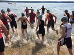 Foto: Thomas Lippmann (MdL) beim Schwimmstart