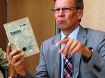 Zum Vergrößern bitte anklicken Foto: Geschäftsführer Hans-Joachim Herrmann präsentiert den Erstdruck von Gorkis Nachtasyl